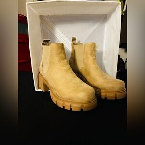 Soda Chunky Lug Chelsea Boots in Tan Suede